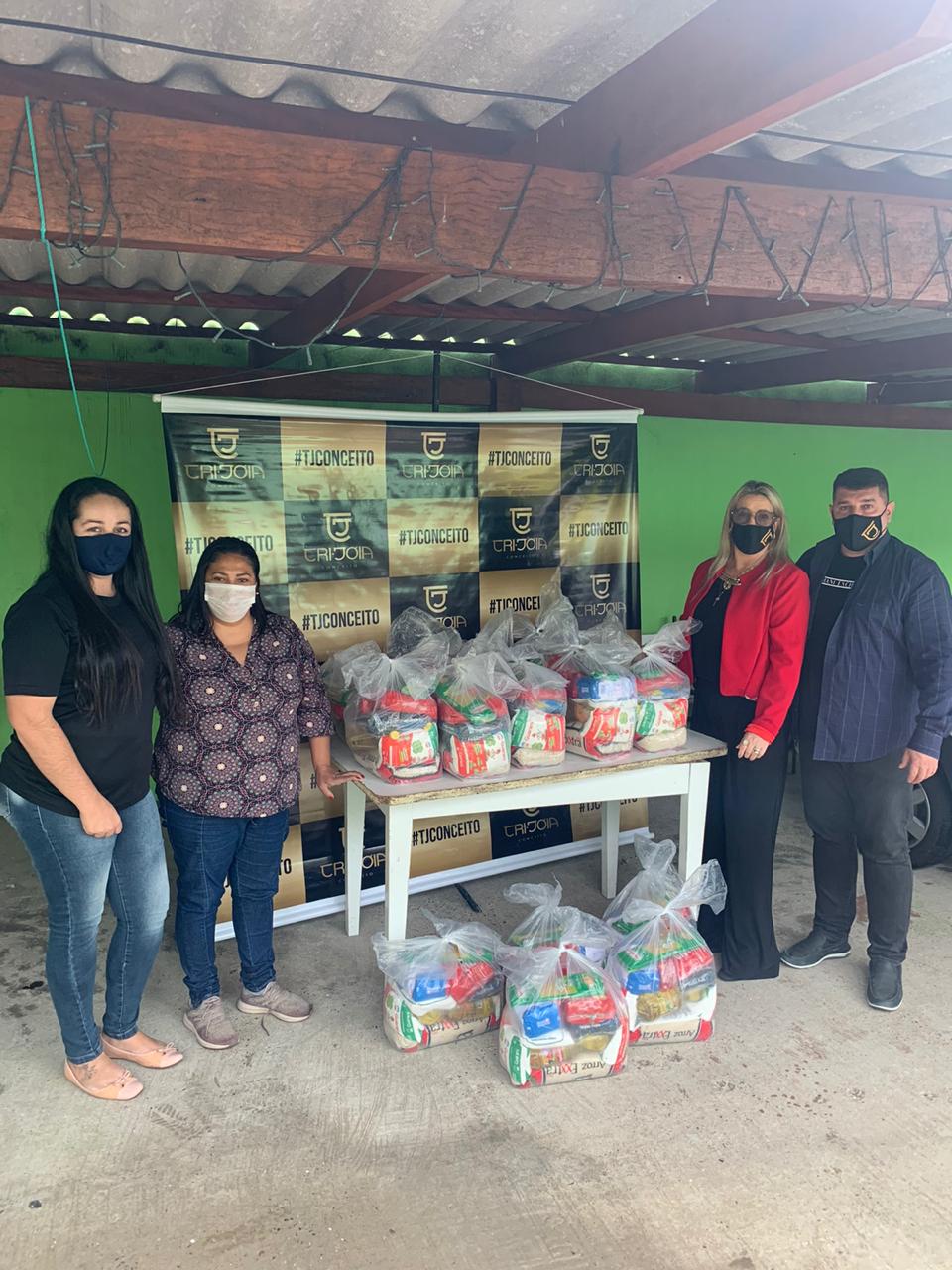 Loja Tri Jóia doa cestas básicas para Casa da Criança