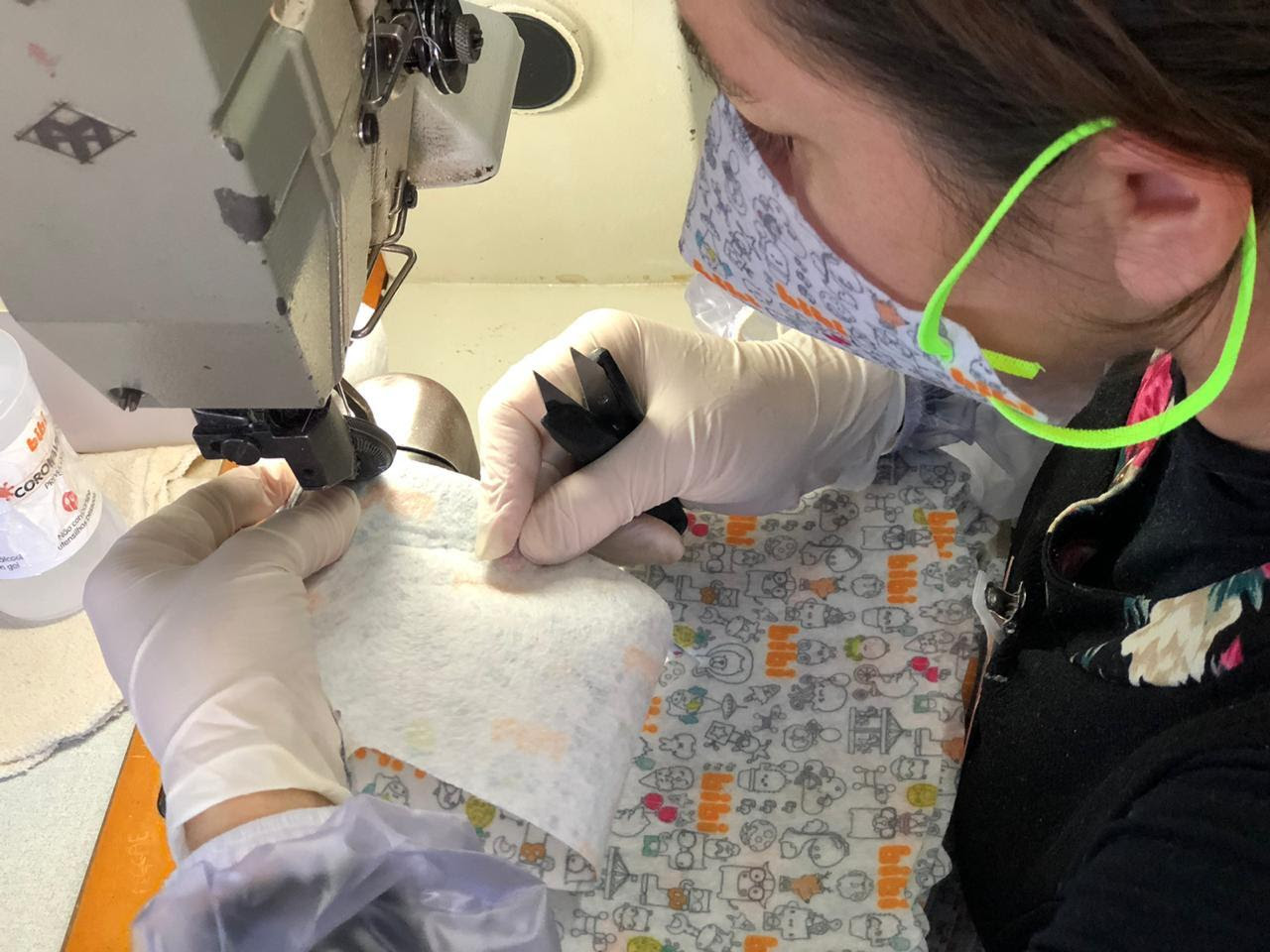 Bibi doa máscaras e mil pares de calçados para crianças na Bahia e Rio Grande do Sul