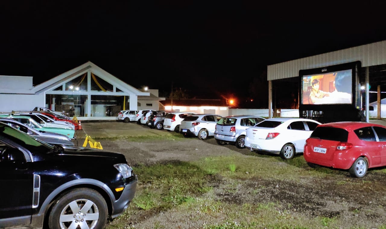 Sessão do 'Cine Drive in' supera expectativas dos organizadores em Rolante