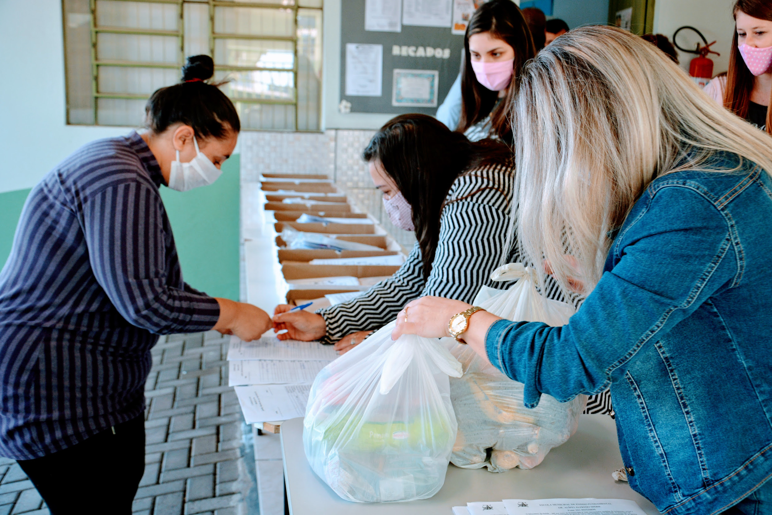 Em Taquara, escolas distribuem kits de alimentos da Merenda Escolar e Agricultura Familiar