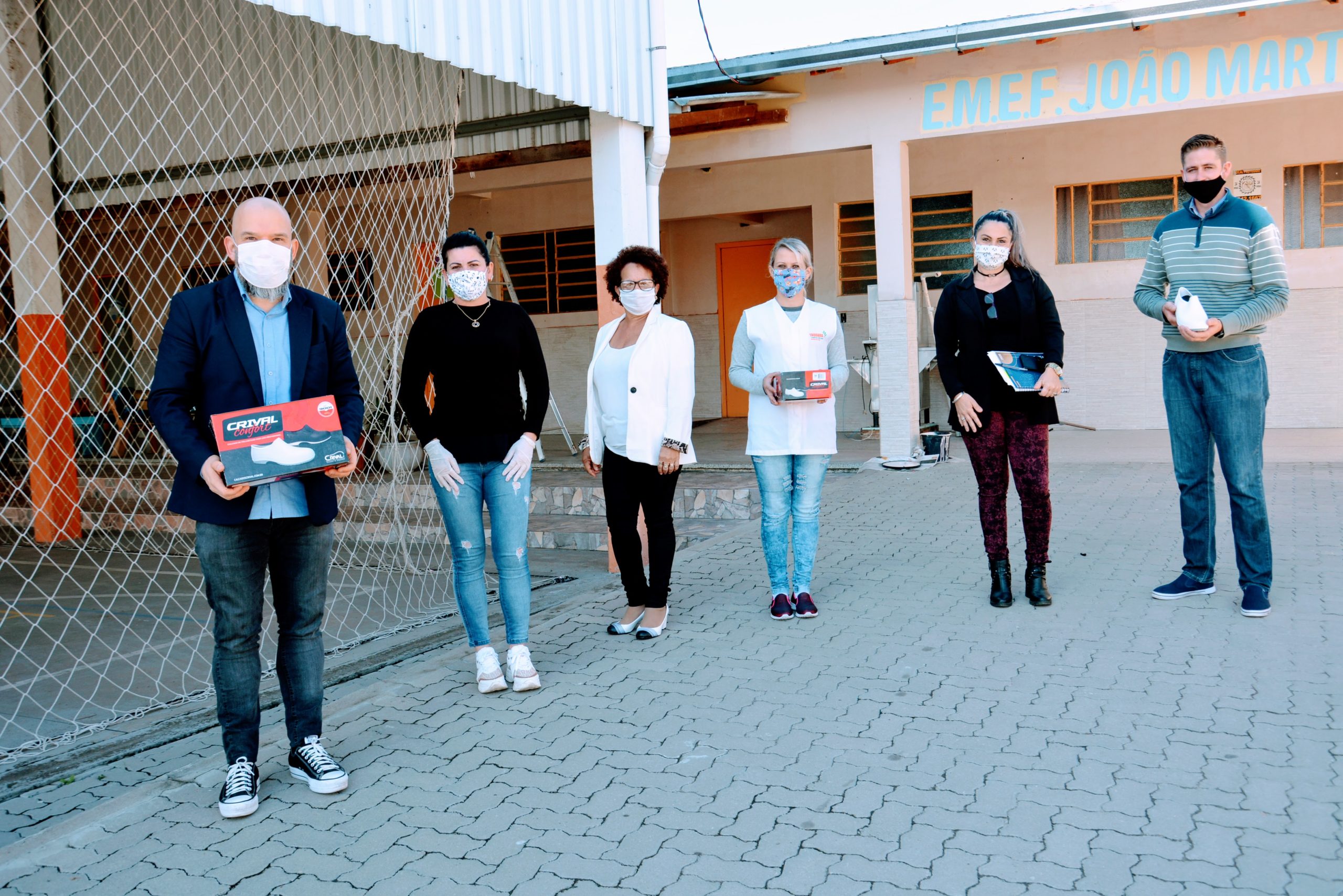 Taquara disponibiliza calçados de segurança para serventes e merendeiras