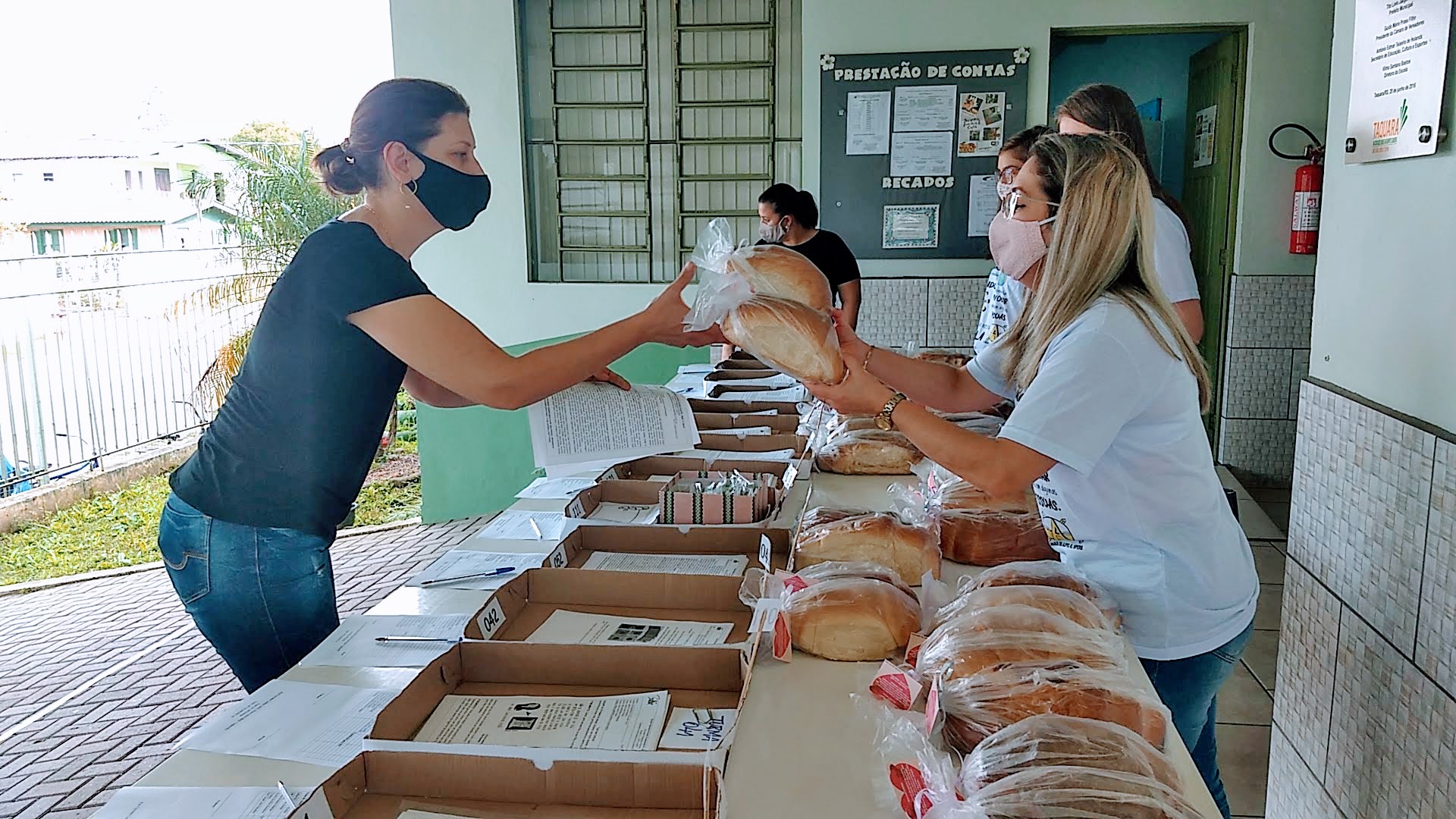 Mais de 200 pães foram feitos e distribuídos pela Escola Alípio Sperb aos seus alunos em Taquara