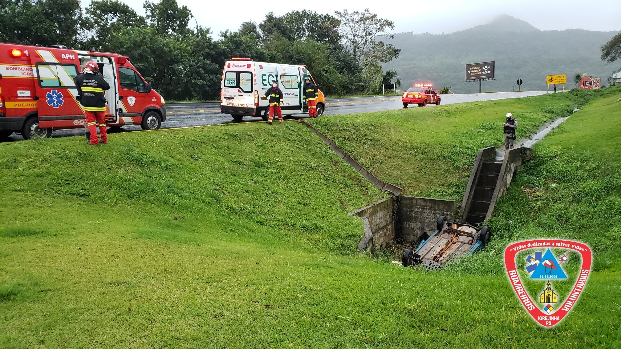 Após capotar, veículo vai parar dentro do sistema de captação de água, na ERS-115
