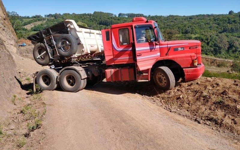 Após pane em caminhão, motorista morre ao pular do veículo no interior de Taquara