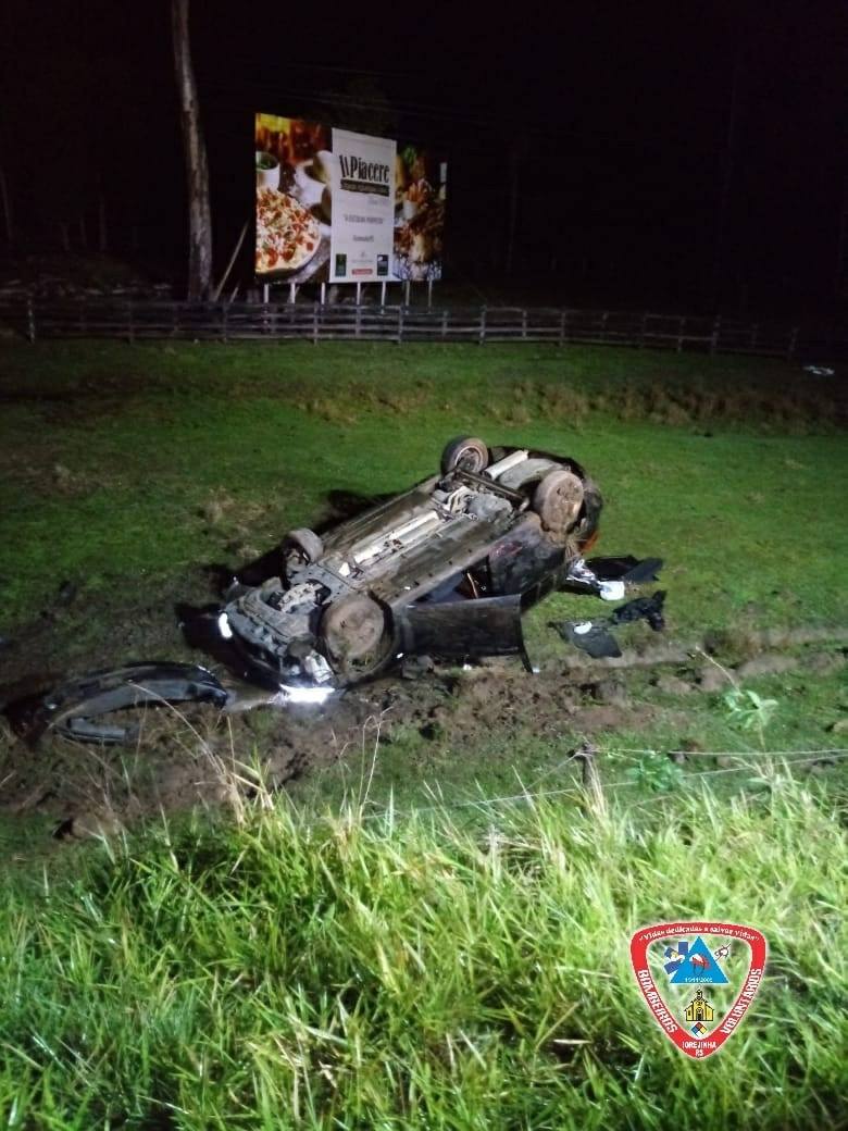 Bombeiros atendem colisão entre carro e caminhão na ERS-115