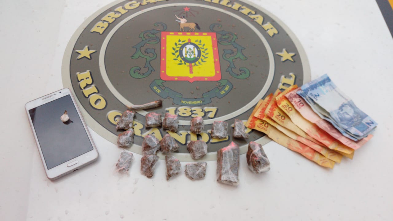 Brigada Militar prende mulher e apreende dois adolescentes por tráfico de drogas em Igrejinha