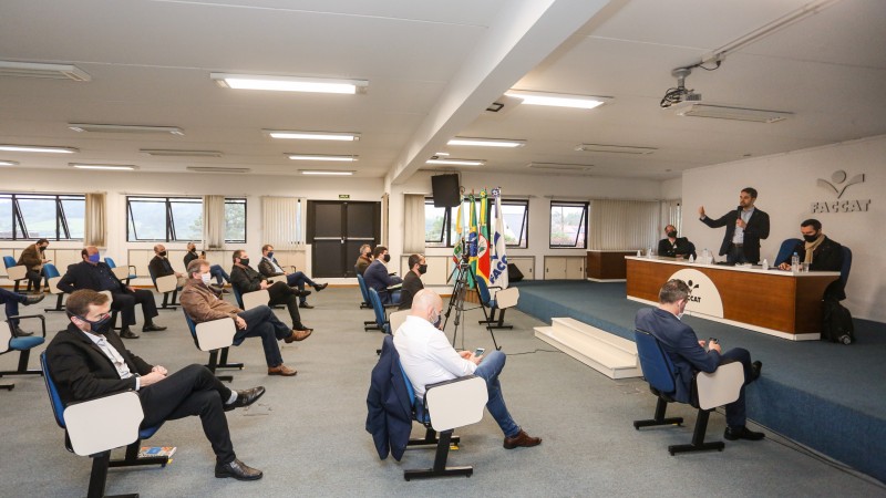 “Não fazer a reforma pode gerar colapso em diversos municípios”, reforça Leite em reunião regional em Taquara