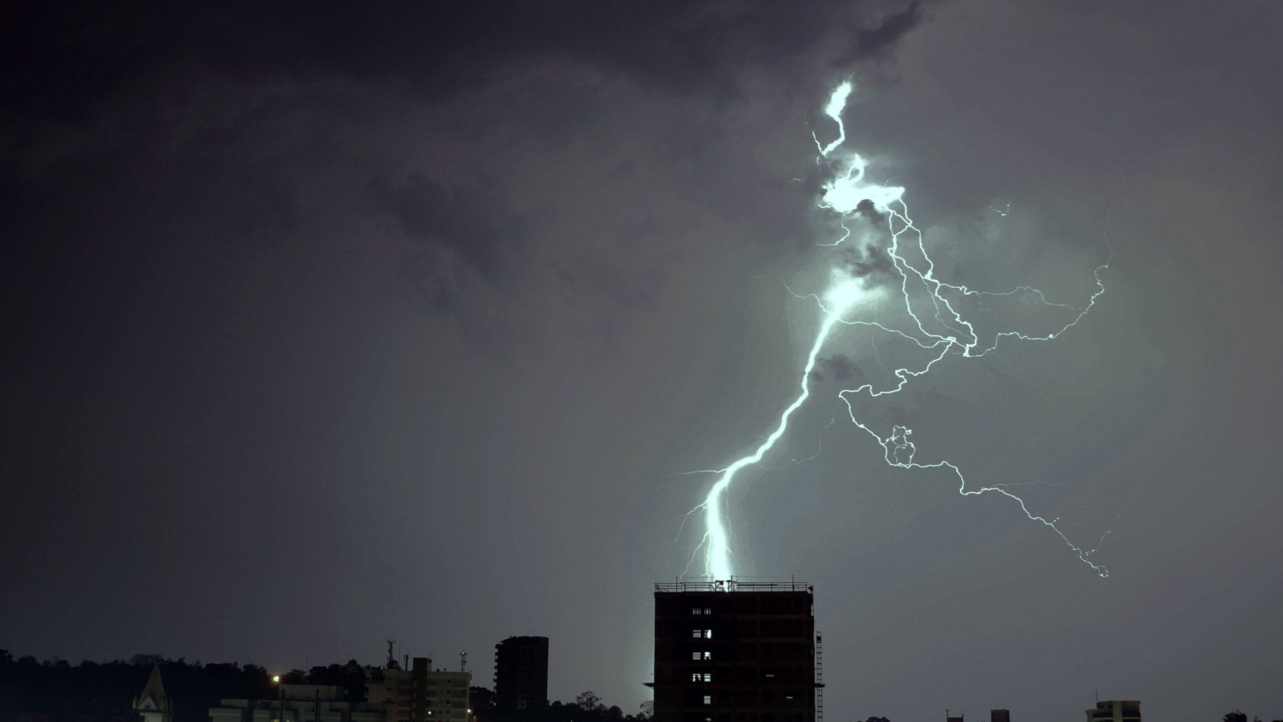 Raios são registrados durante temporal que atingiu o Vale do Paranhana