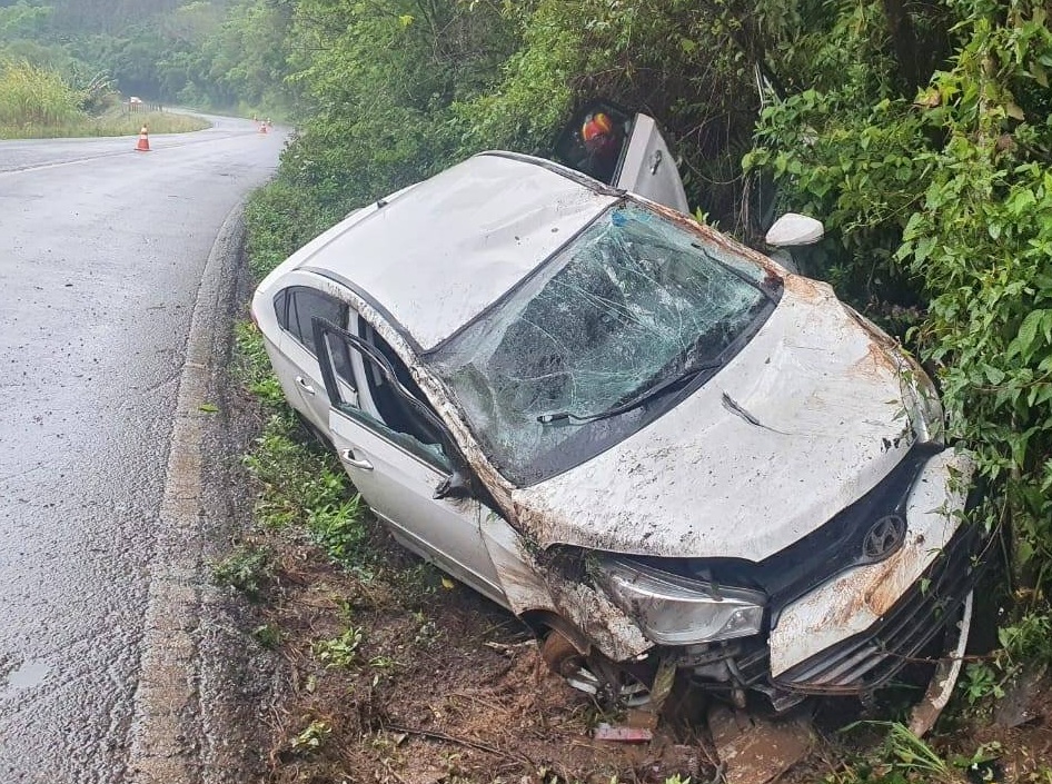 Motorista é conduzida ao hospital após capotar veículo na ERS-020 em Igrejinha