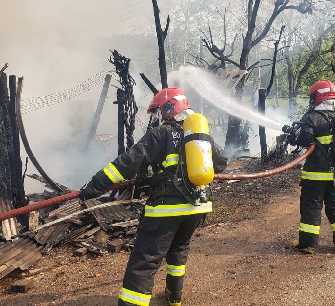 Residência é destruída pelas chamas em Igrejinha