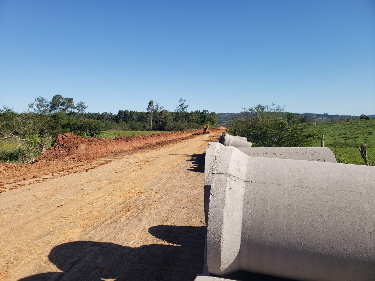 Prefeitura informa que prosseguem obras de pavimentação da estrada Santa Cristina do Pinhal