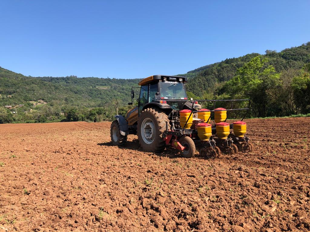 Secretaria de Agricultura prepara lavouras para o plantio de milho em Rolante