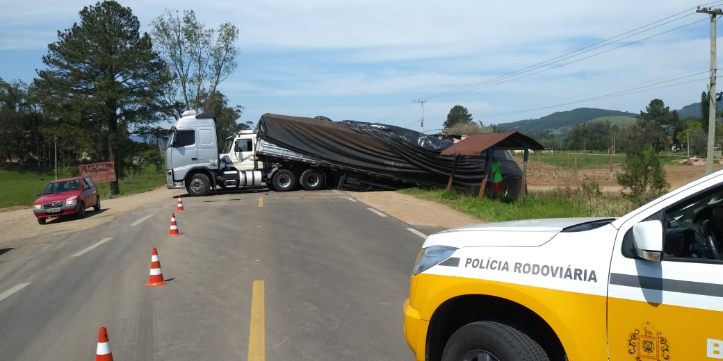 Motorista de carreta tenta fazer conversão e acaba caindo em buraco na ERS-239 em Rolante