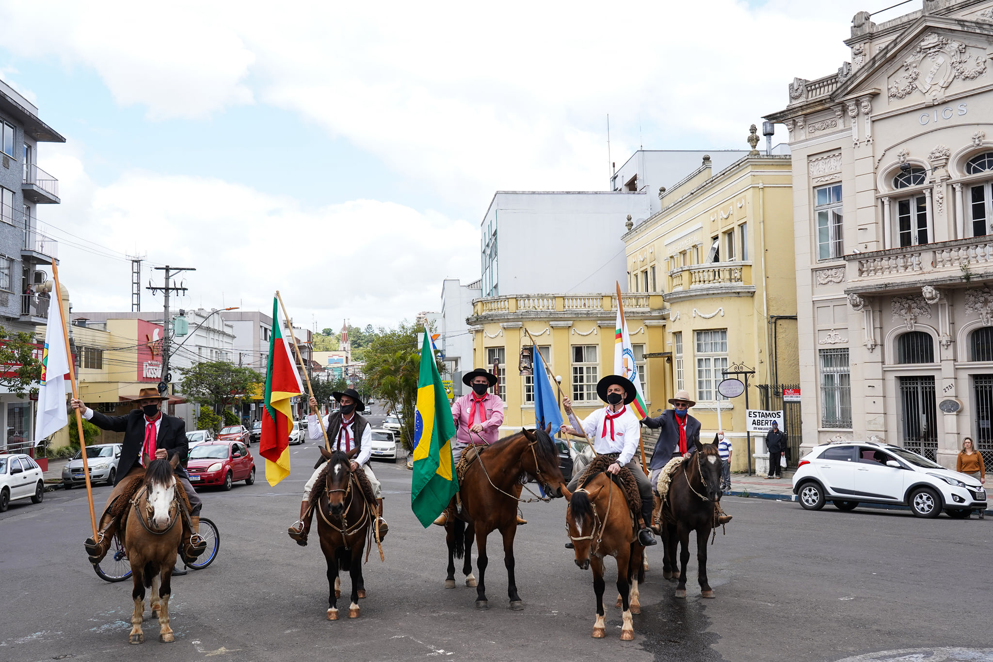 Desfile pelas principais ruas de Taquara movimentou 20 de setembro; veja fotos