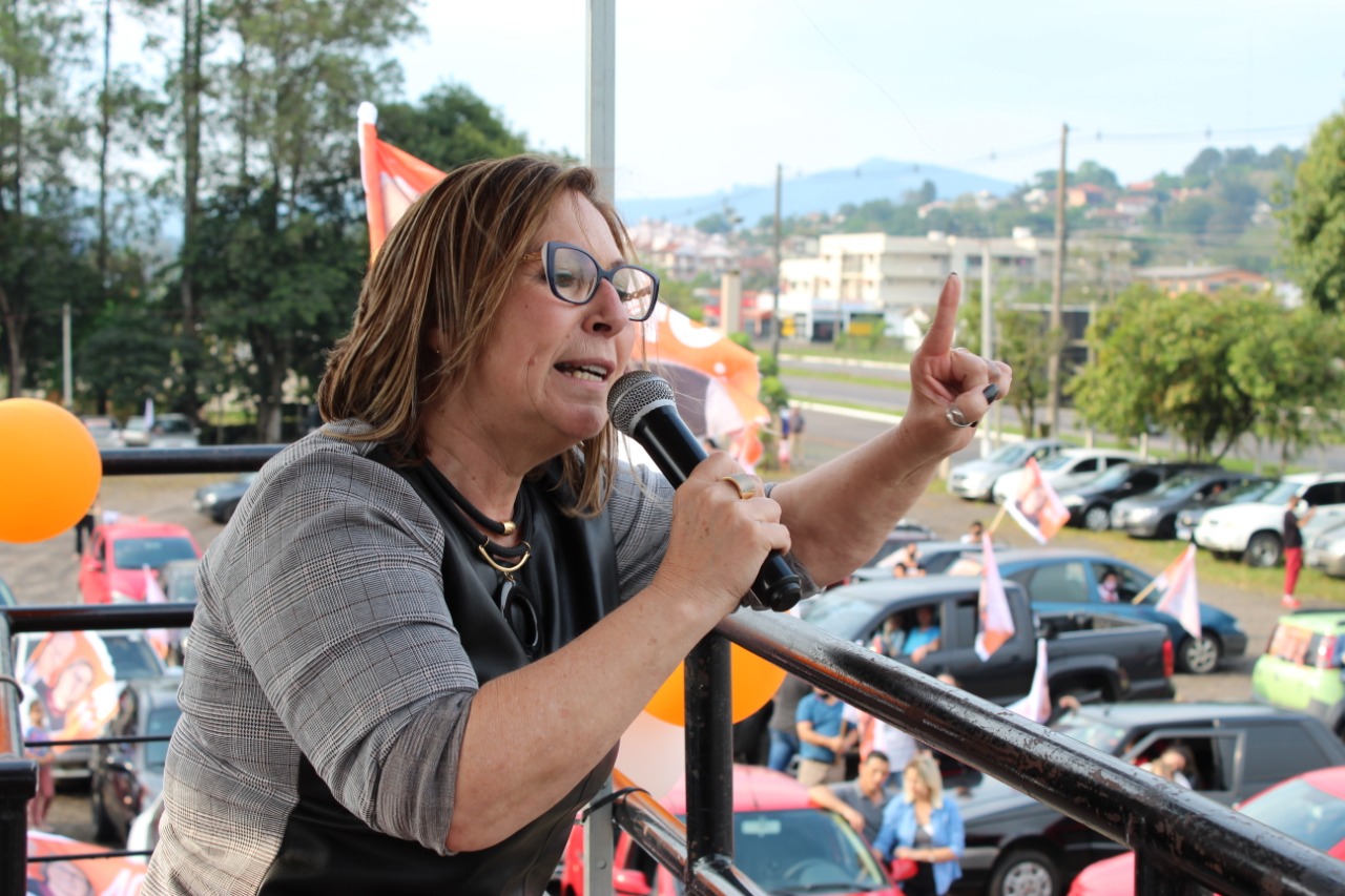 Sirlei anuncia que vai à Justiça devido à impasse na transição de governo; Titinho nega problemas