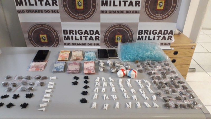 Adolescente é apreendido e dupla é presa por tráfico de entorpecentes em Taquara