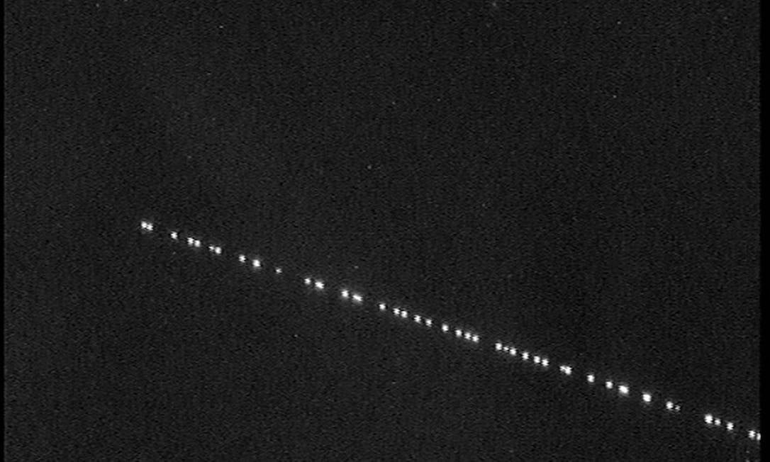 “Trem de luzes no céu” é visto novamente na região, nesta segunda (19)
