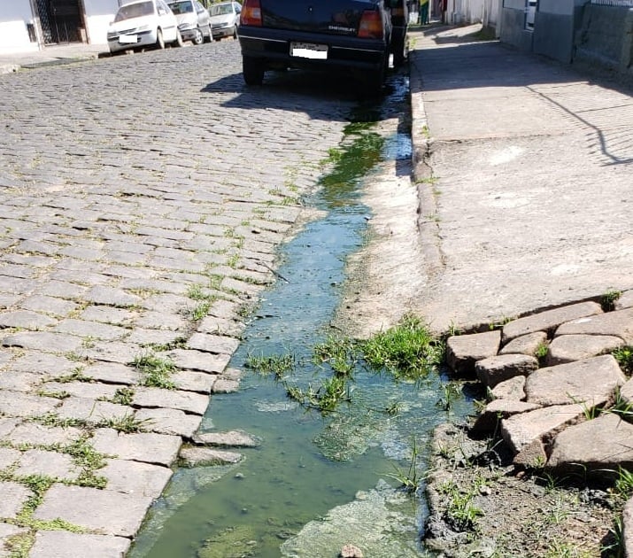 Empresários reclamam de esgoto a céu aberto em Taquara; secretário aguarda liberação para acessar o terreno