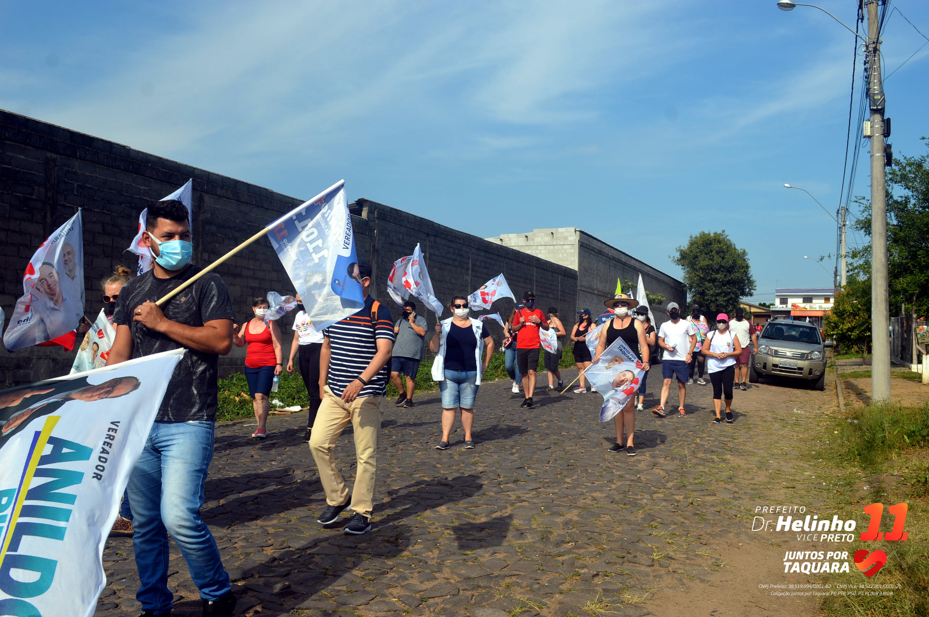Dr. Helinho e Preto comemoram participação de moradores do bairro Empresa durante caminhada