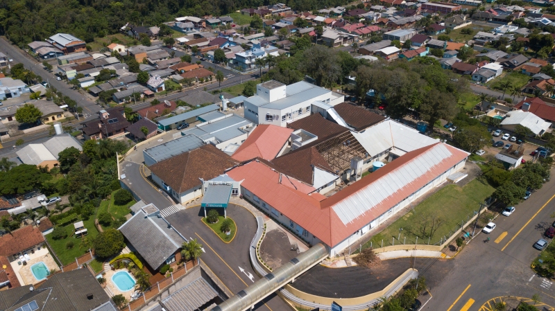 Telhado do hospital de Igrejinha é renovado e recebe placas de energia solar