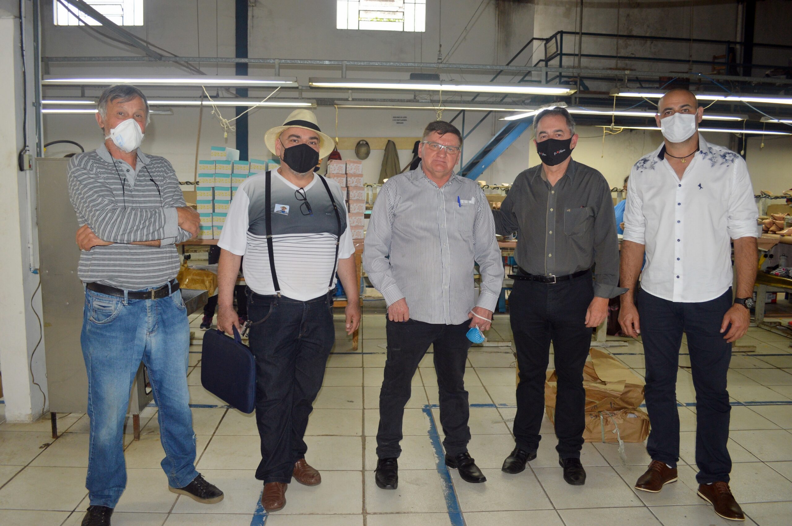 Helinho e Preto se dividem entre campo e cidade nas visitas por empresas e residências do município