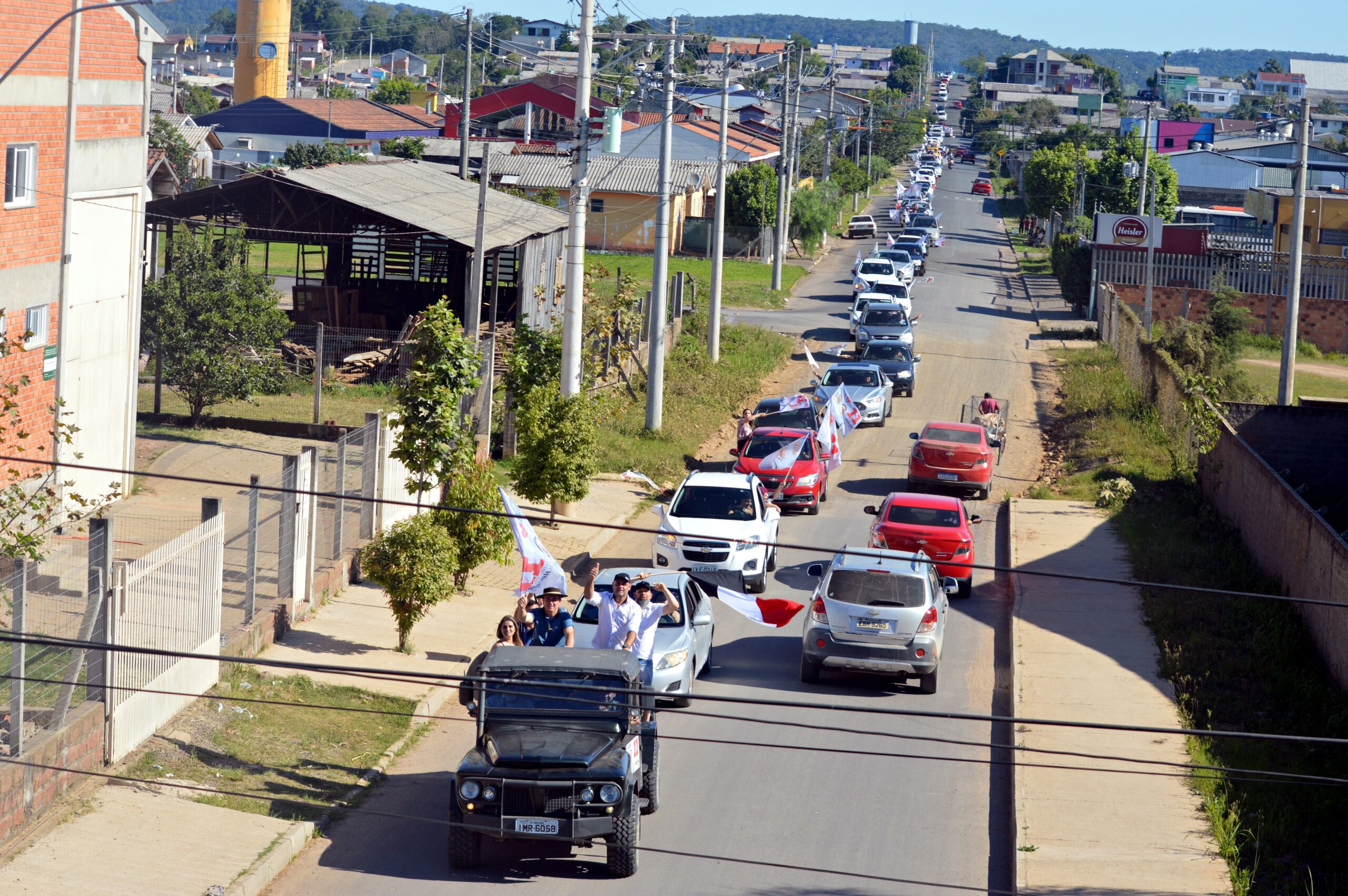 Conforme organização, mais de 1500 veículos participam da carreata do Dr. Helinho e Preto em Taquara