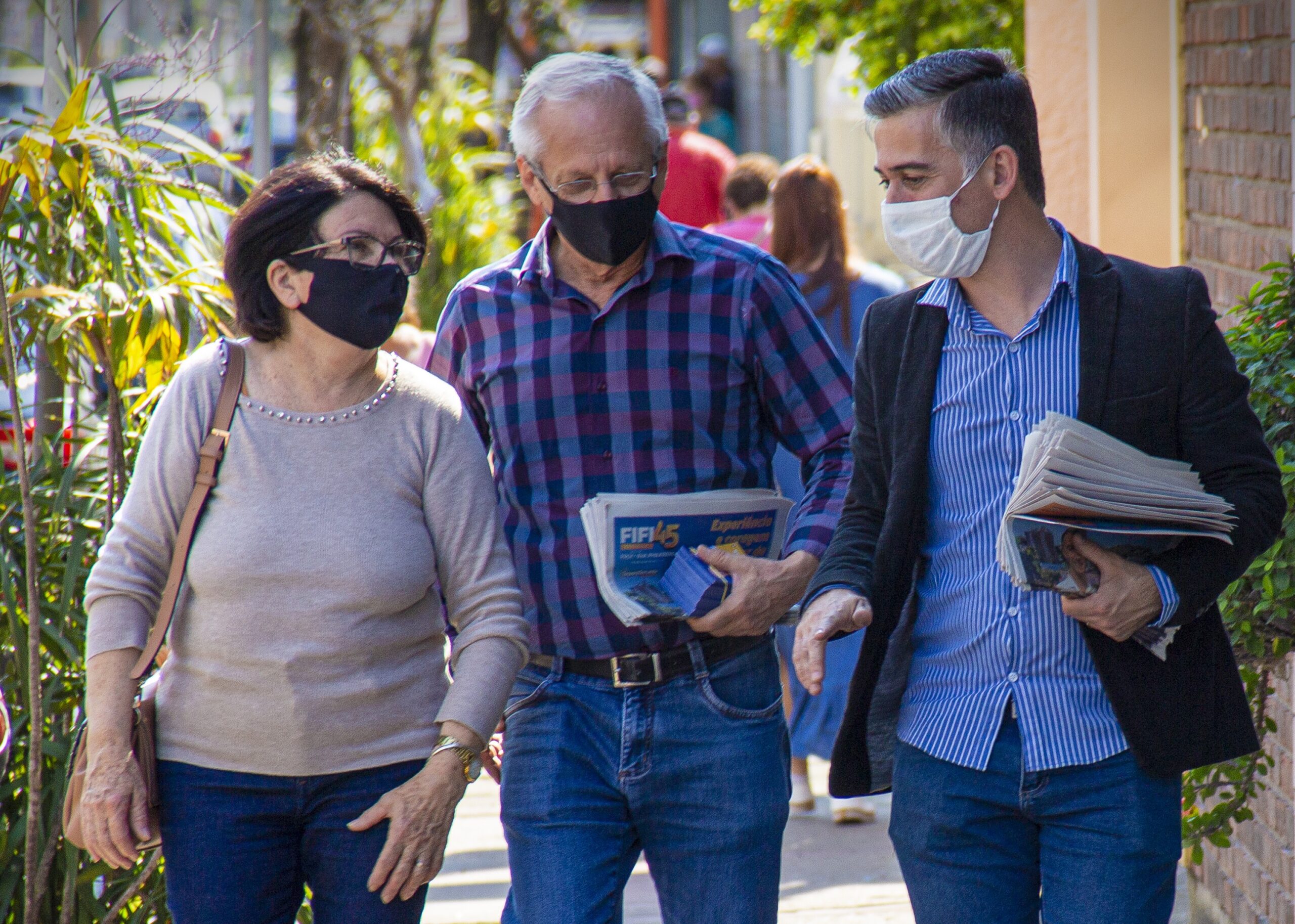 Fifi e professora Eva fazem visitas ao comércio de Taquara