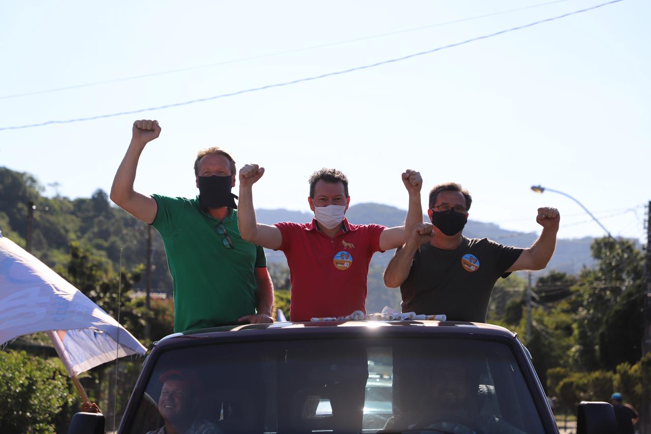 Mais de 300 veículos participam de carreata de Hilário e Neco em Três Coroas, segundo coligação