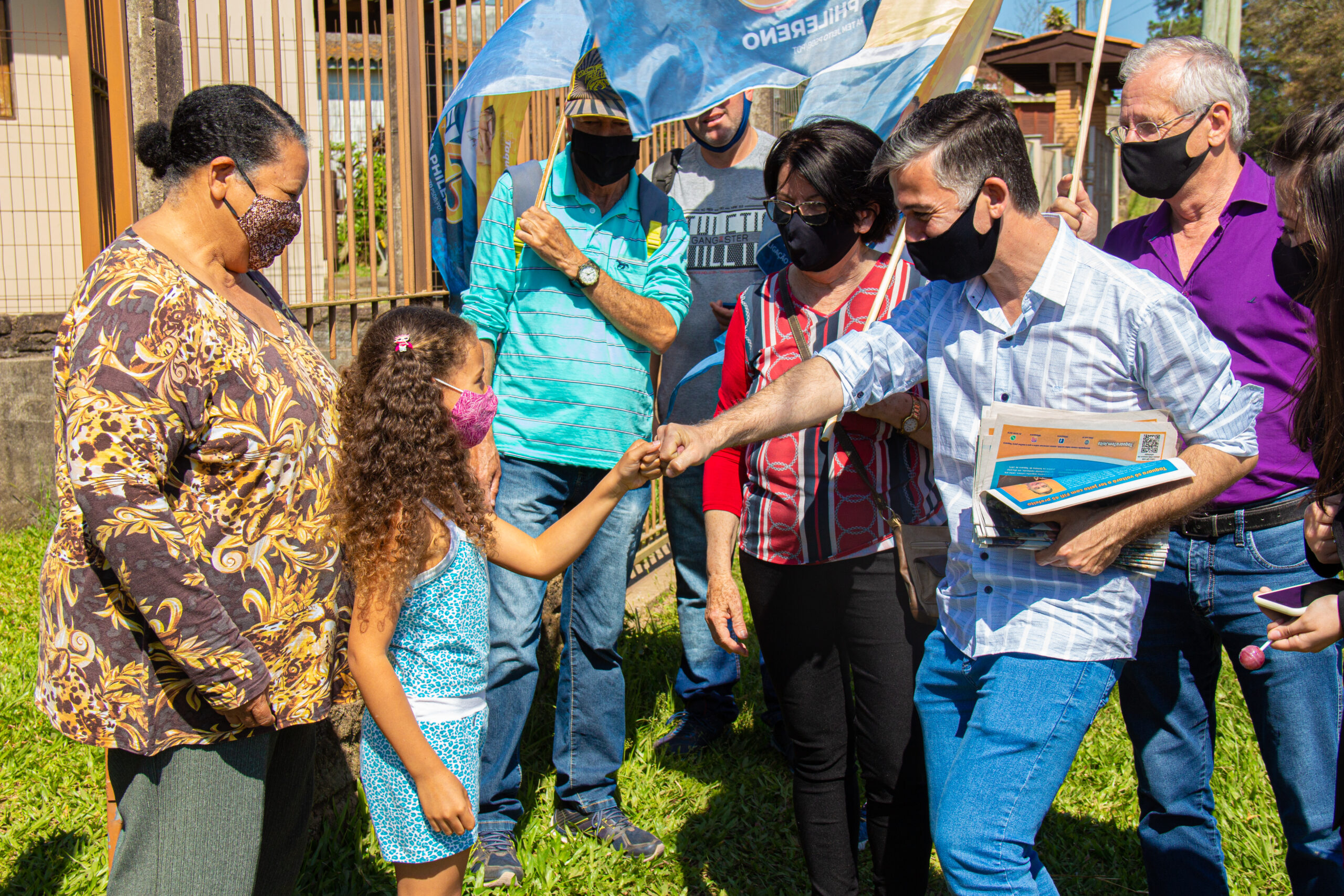 Fifi e professora Eva realizam caminhada no bairro Santa Maria