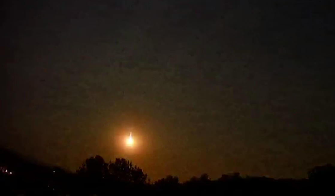 Céu fica iluminado nesta madrugada com queda de meteoro registrada no RS