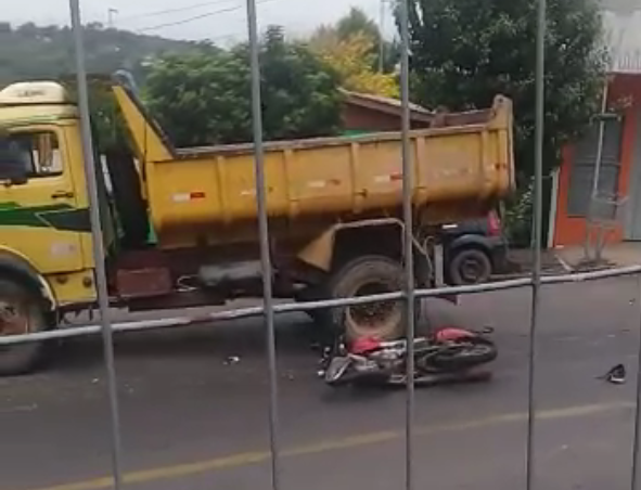 Colisão entre caminhão e motocicleta deixa ferido em Parobé