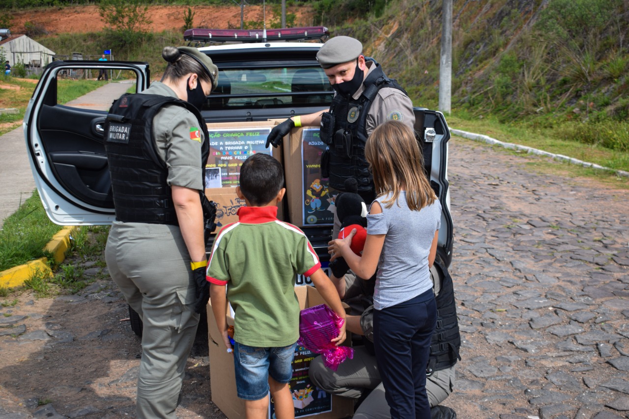 Ação “Criança Feliz” da Brigada Militar distribui brinquedos no Dia das Crianças