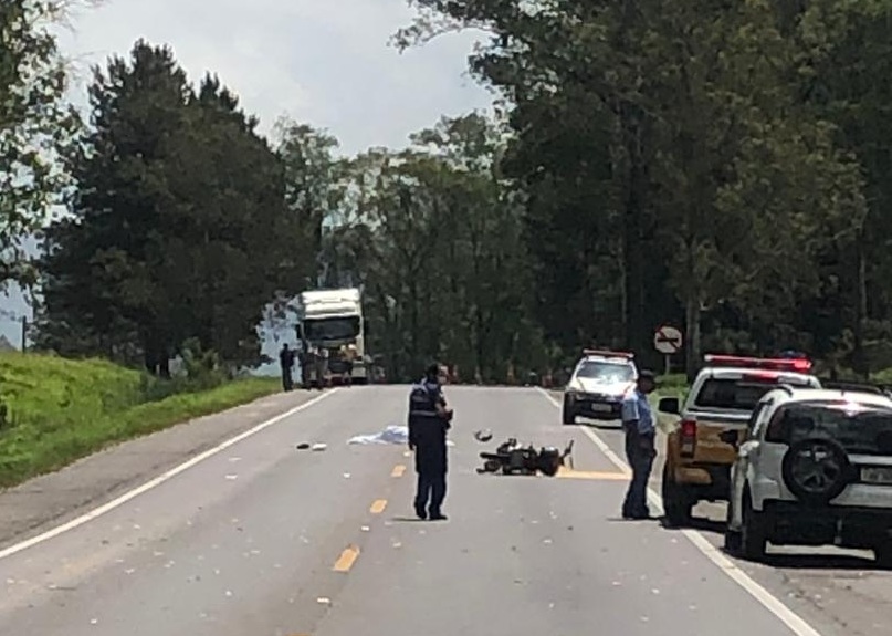 Colisão envolvendo caminhão e motocicleta deixa um morto na ERS-115 em Taquara
