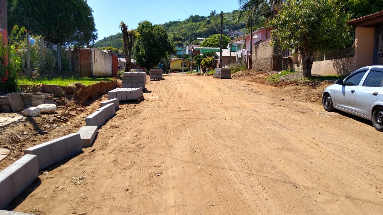 Prefeitura inicia pavimentação da rua Iraí, no bairro Nova Parobé