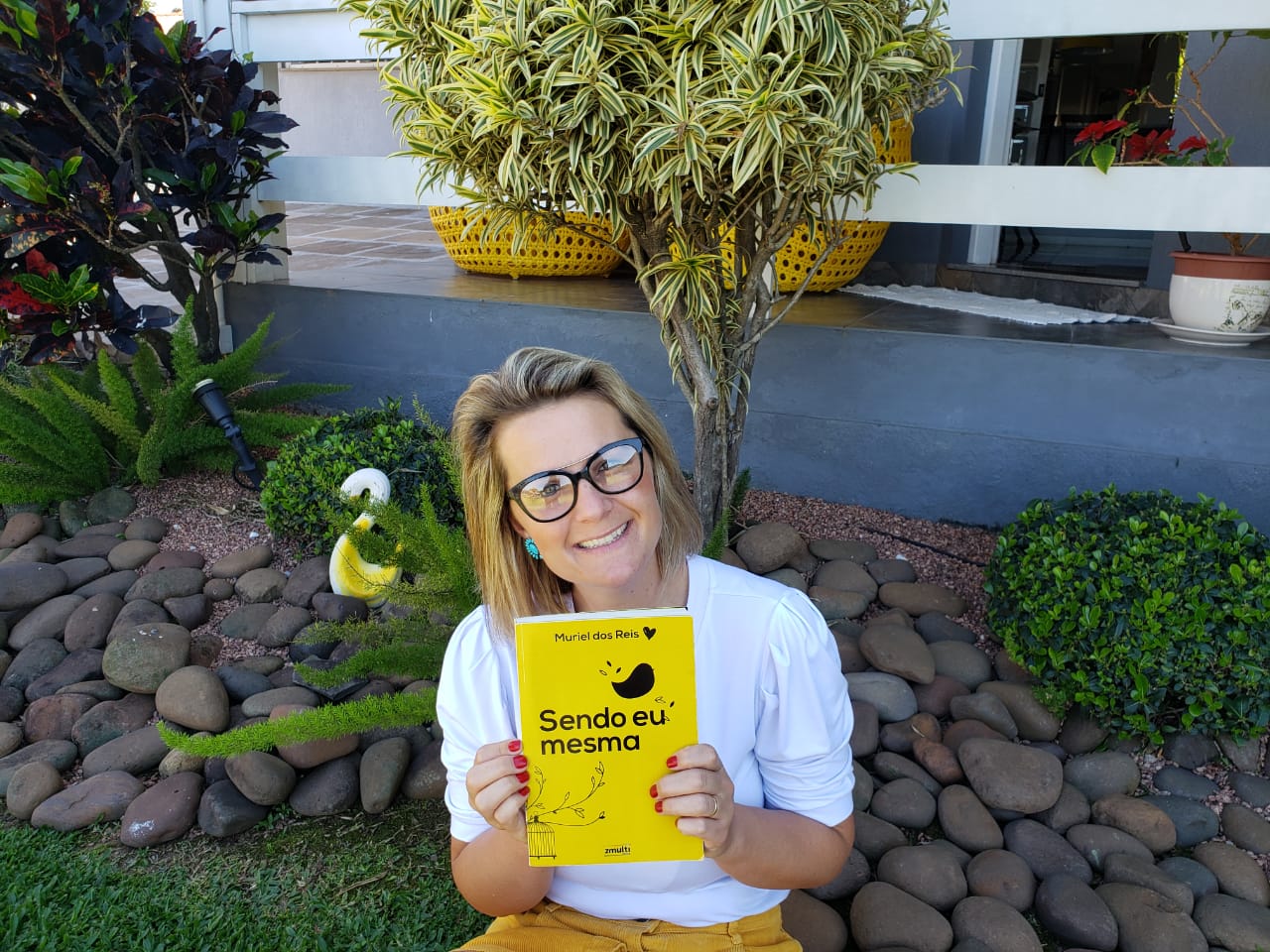 Muriel dos Reis lança livro com mensagem de autoconhecimento e liberdade