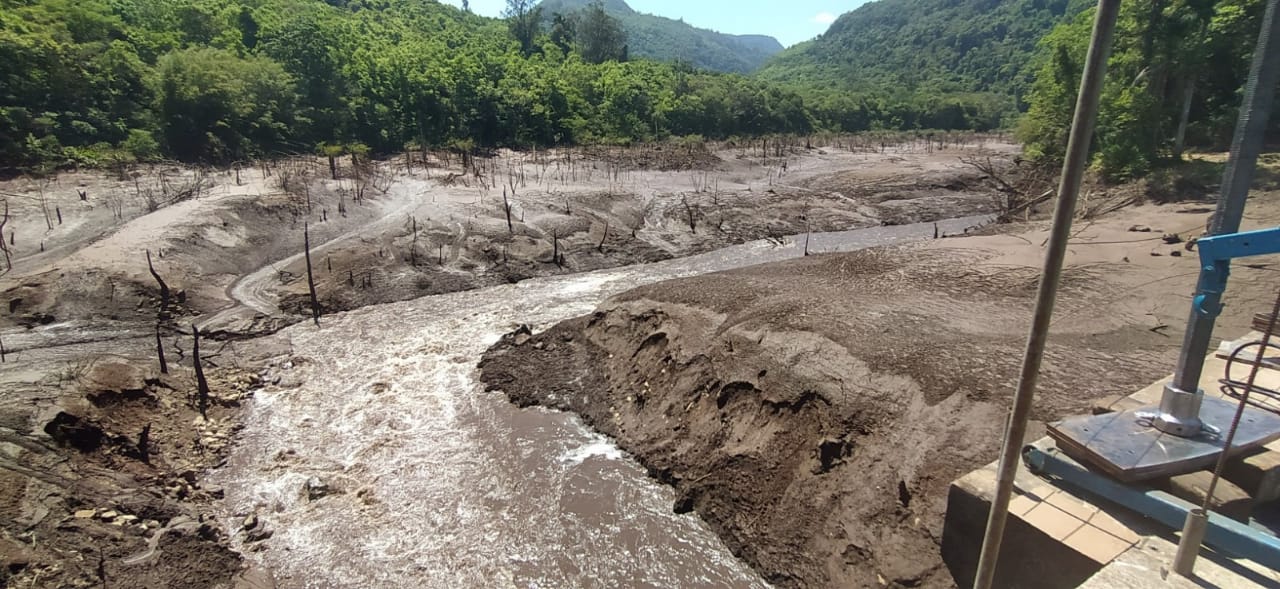 Esvaziamento de reservatório na Barragem de Laranjeiras provoca morte de peixes e desabastecimento em Três Coroas