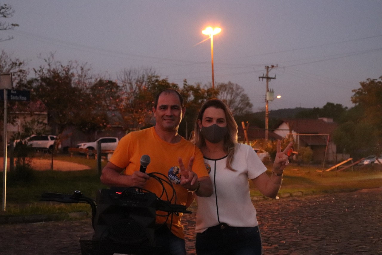 Cléo da VIP faz campanha com o uso de bicicleta em Parobé