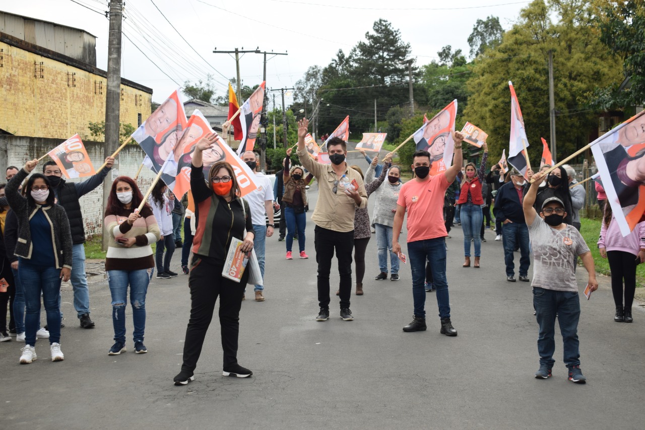 Domingo foi dia de caminhada da Professora Sirlei pelo Bairro Empresa