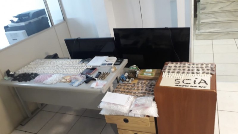 Três são presos e adolescente é apreendido com armas e drogas em Taquara