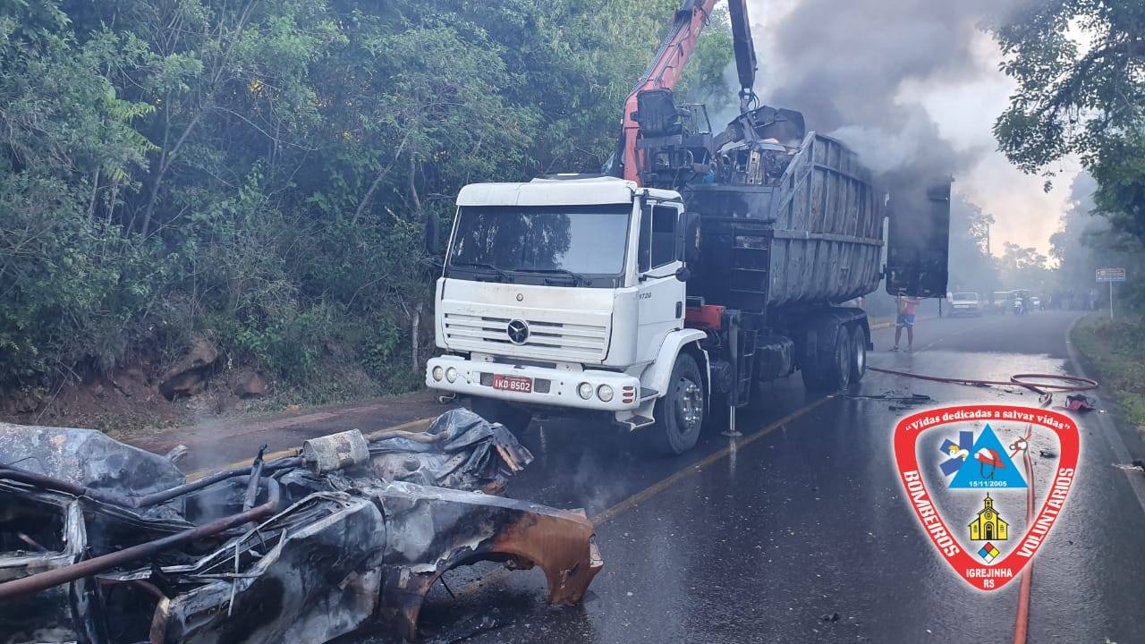 Corpo de Bombeiros é acionado para combater incêndio em carga de caminhão em Igrejinha