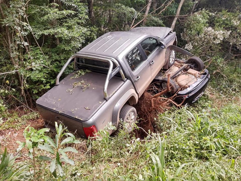 Vítima fica presa às ferragens após acidente entre caminhonete e automóvel na ERS-020