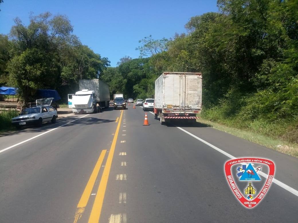 Atenção: Corpo de Bombeiros de Igrejinha alerta para carreta estragada em meio à ERS-115