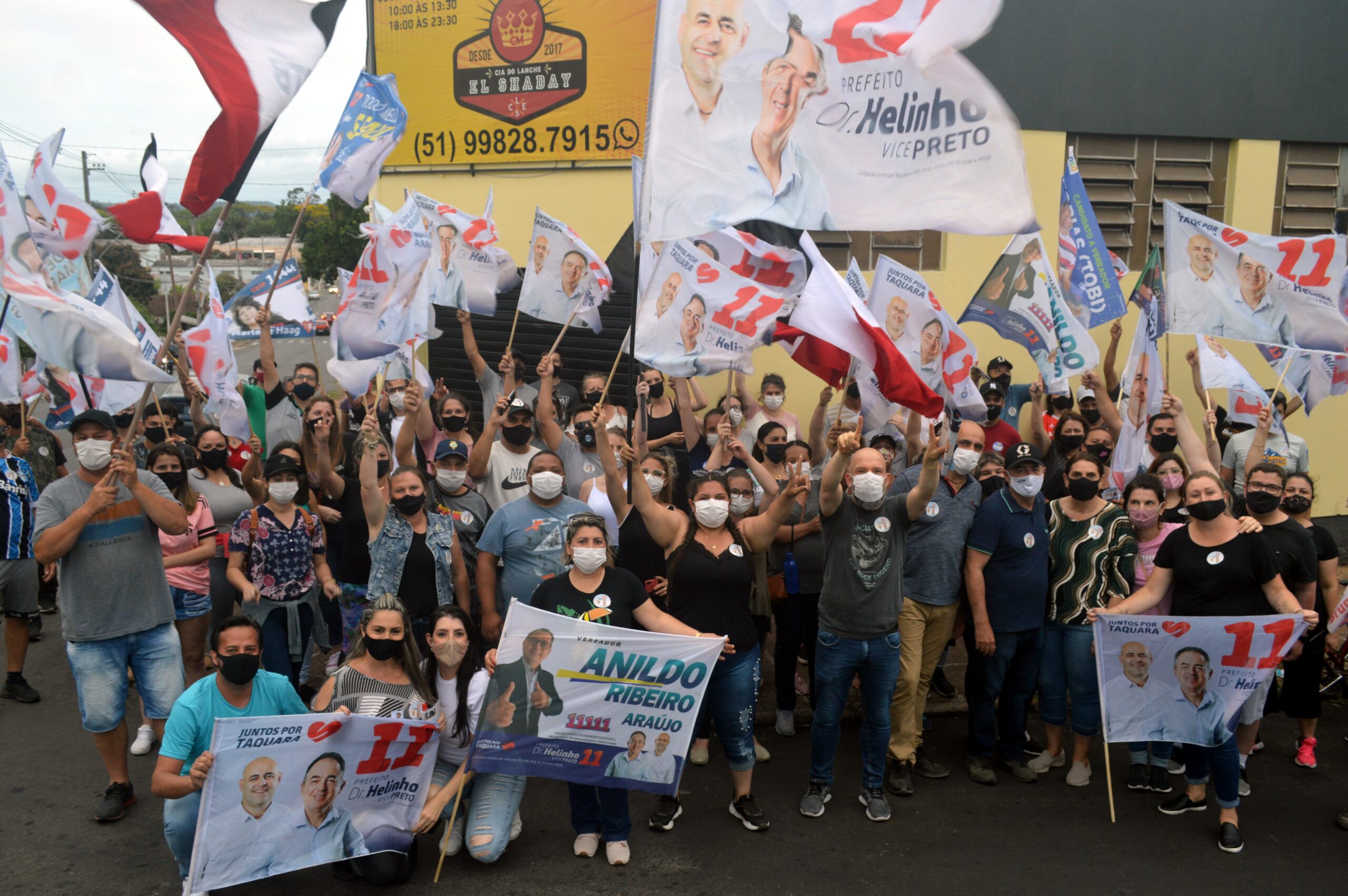 Dr. Helinho e Preto realizam caminhada pelo interior do município