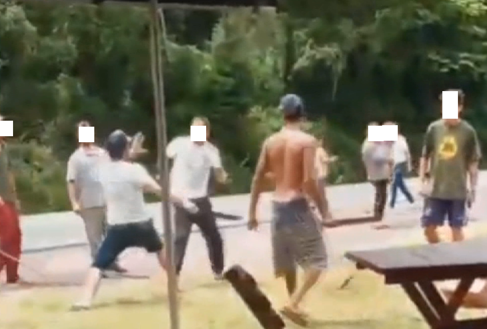 Briga generalizada entre grupos armados com facões deixa feridos em Três Coroas