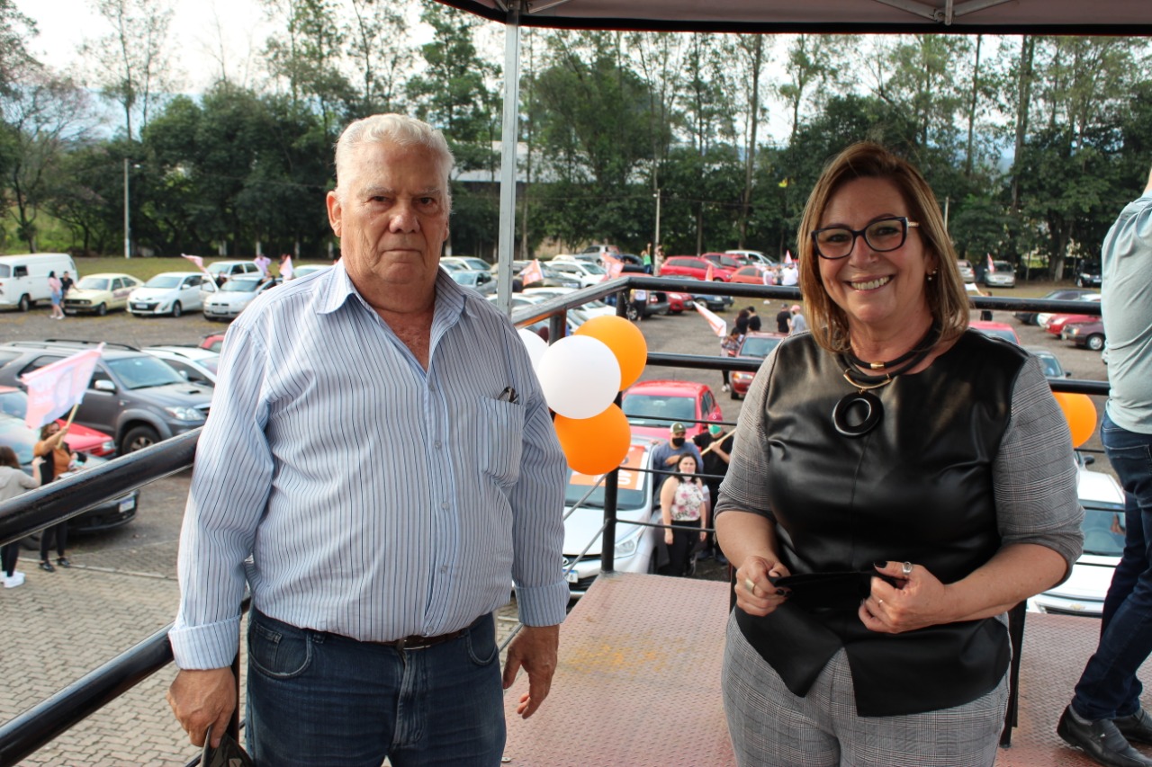 Professora Sirlei e Nelson Martins trocam carreata por doação a entidades de Taquara, segundo coligação