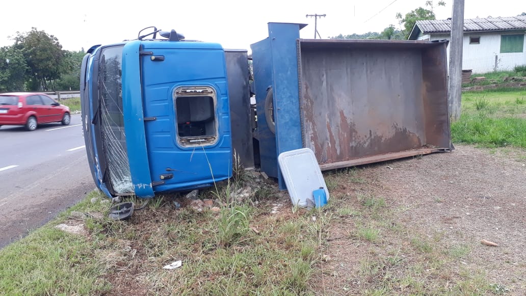 Condutor é fechado por veículo, perde o controle e tomba caminhão na ERS-239, em Parobé