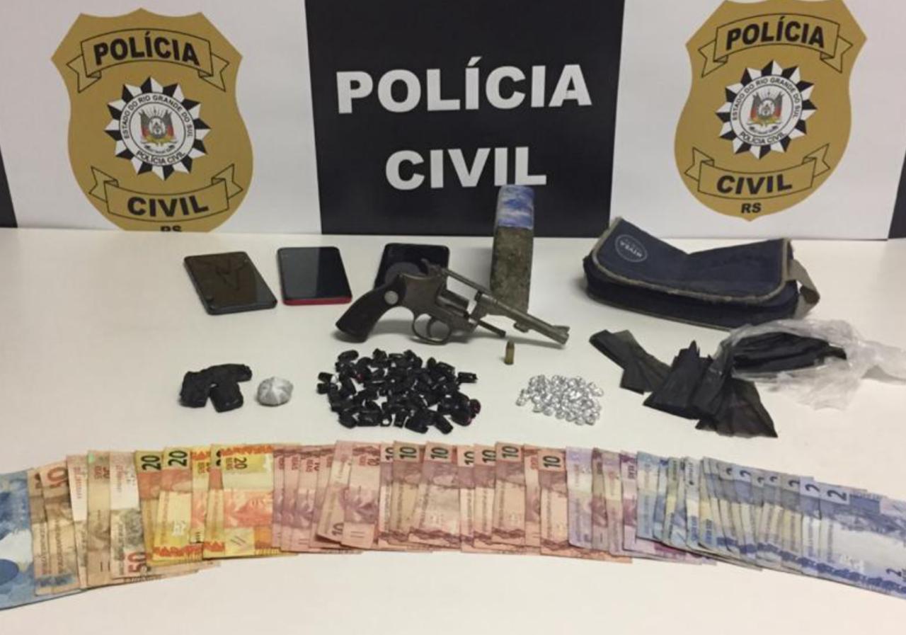 Homem é preso com arma e drogas na Rua dos Trilhos em Parobé