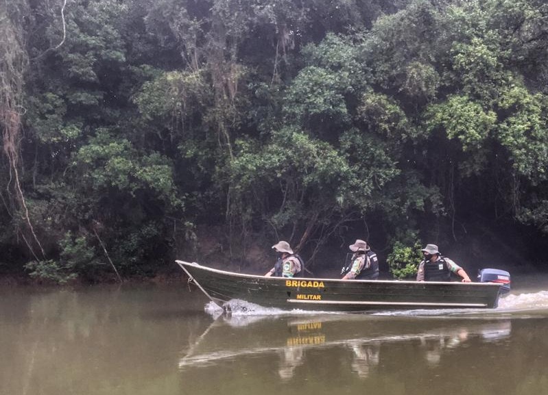 Polícia Ambiental realiza operação e prende dupla por pesca ilegal e posse de armas no Rio dos Sinos em Parobé