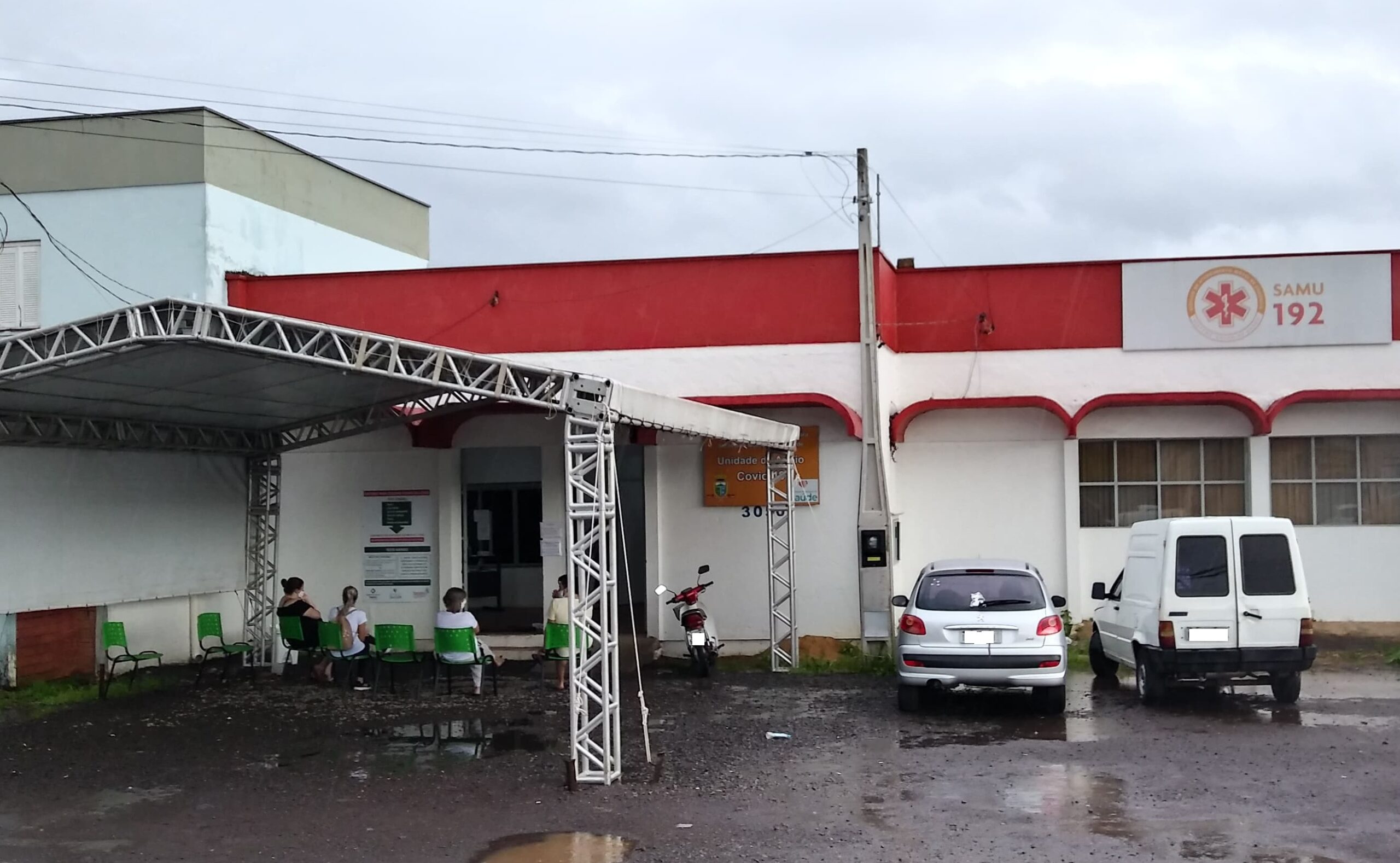 Moradores reclamam de falta de médicos, remédios e de estrutura para atendimento no Centro Covid de Taquara