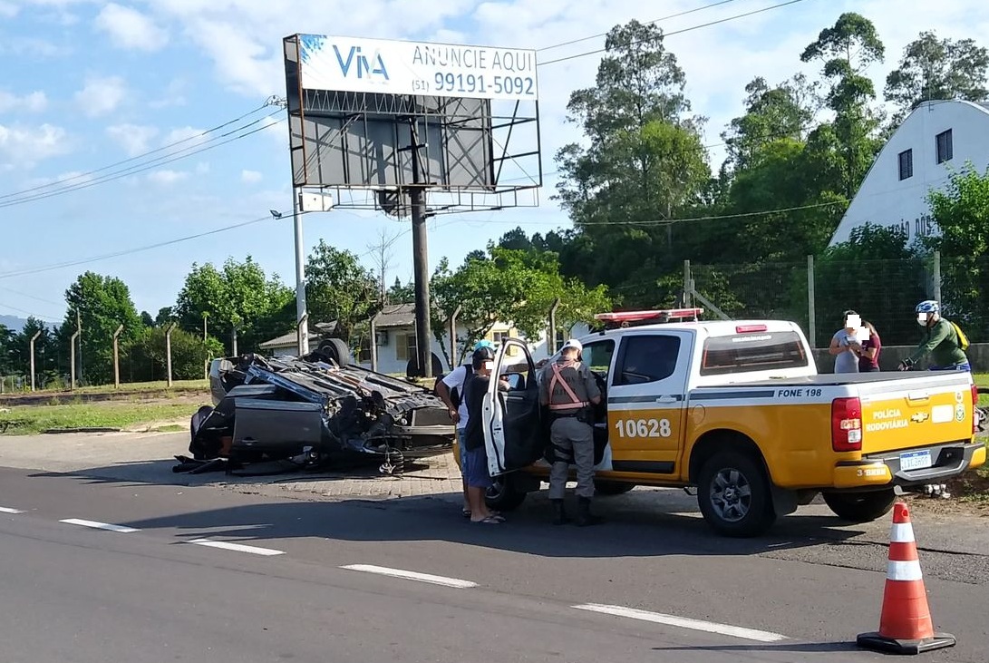Veículo fica destruído após capotar diversas vezes na ERS-239 em Taquara
